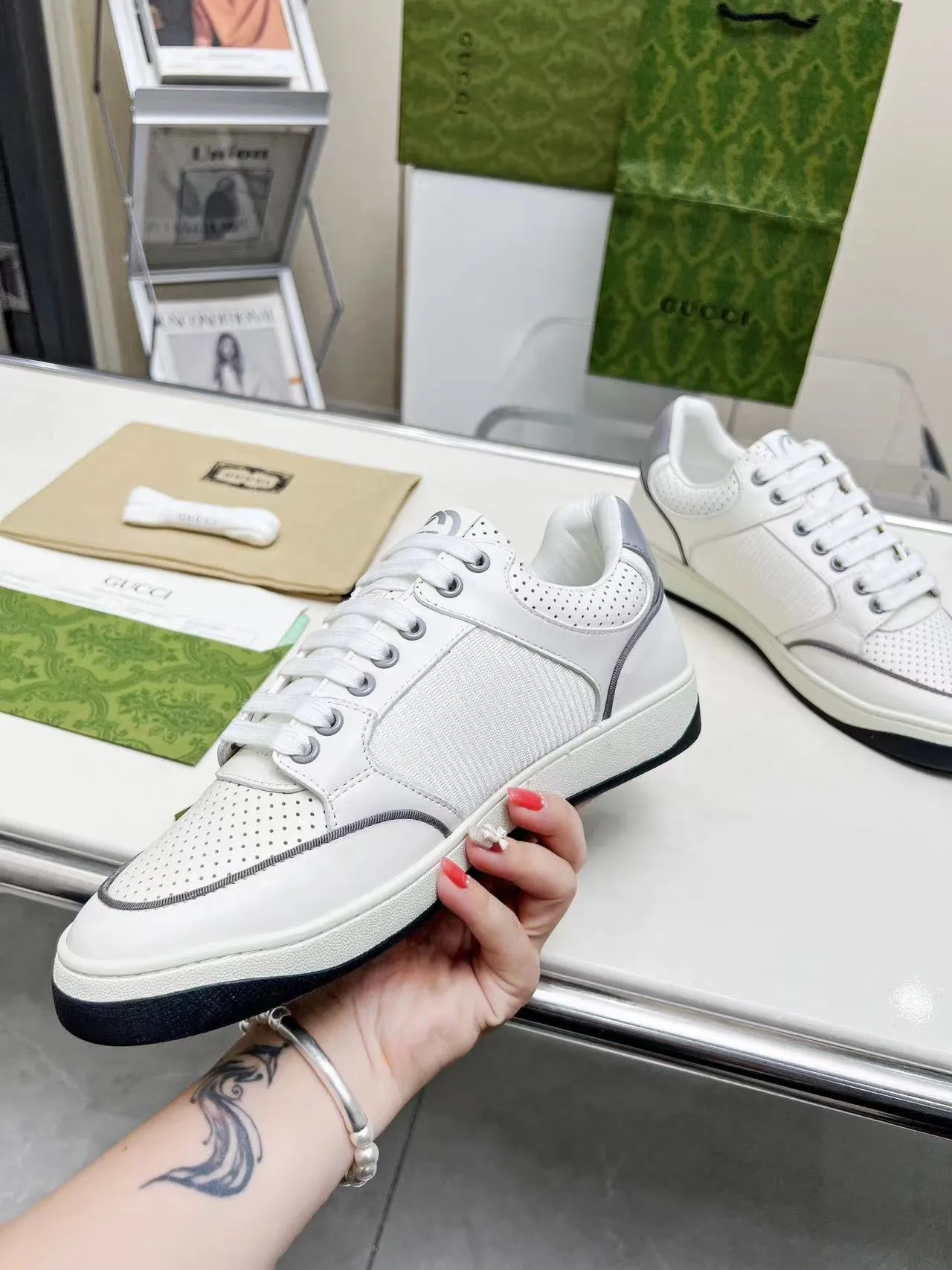 P620 💞💞Gucci G Home’s latest popular sports shoes, couple’s style, casual, retro white shoes 🌸🌸🌸 New popular series. The exquisite and compact interlocking double G logo romantically interprets the aesthetic concept of this series. Made of off-white leather, retro inspiration is cleverly blended into the sneaker design to reinterpret the brand logo. Exquisitely packaged at the delivery counter 🛍📦 ▪️Fabric: Original custom-made imported first-layer cowhide leather ▪️Lining: Original custom-made imported cowhide lining ▪️Outsole: Original molded two-color TPU outsole ▪️Size: Women's 35-40 / Men's 39-45